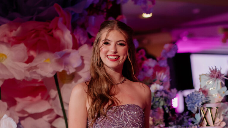 Festa de 15 anos de Lorena Queiroz: Vestidos, decoração e mais detalhes