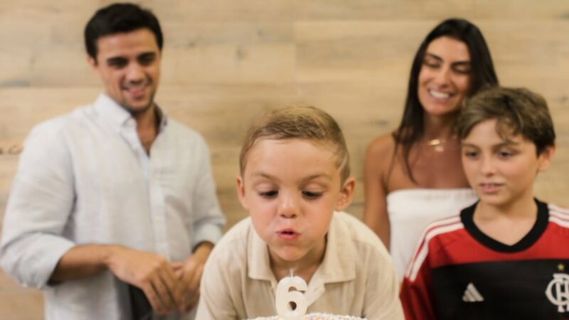 Felipe Simas e Mariana Uhlmann comemoram o aniversário do filho