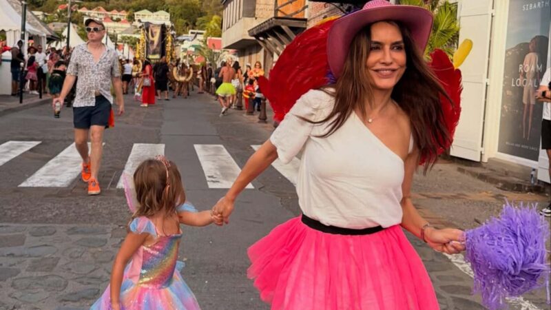 Aos 45 anos, ex-apresentadora famosa posta fotos raríssimas de sua filha caçula