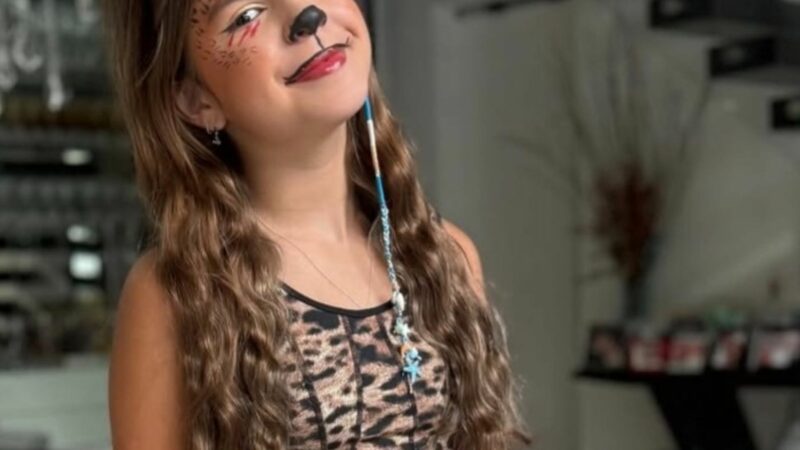 Aos 11 anos, filha de humorista famoso impressiona ao surgir fantasiada: ‘Ela que fez’