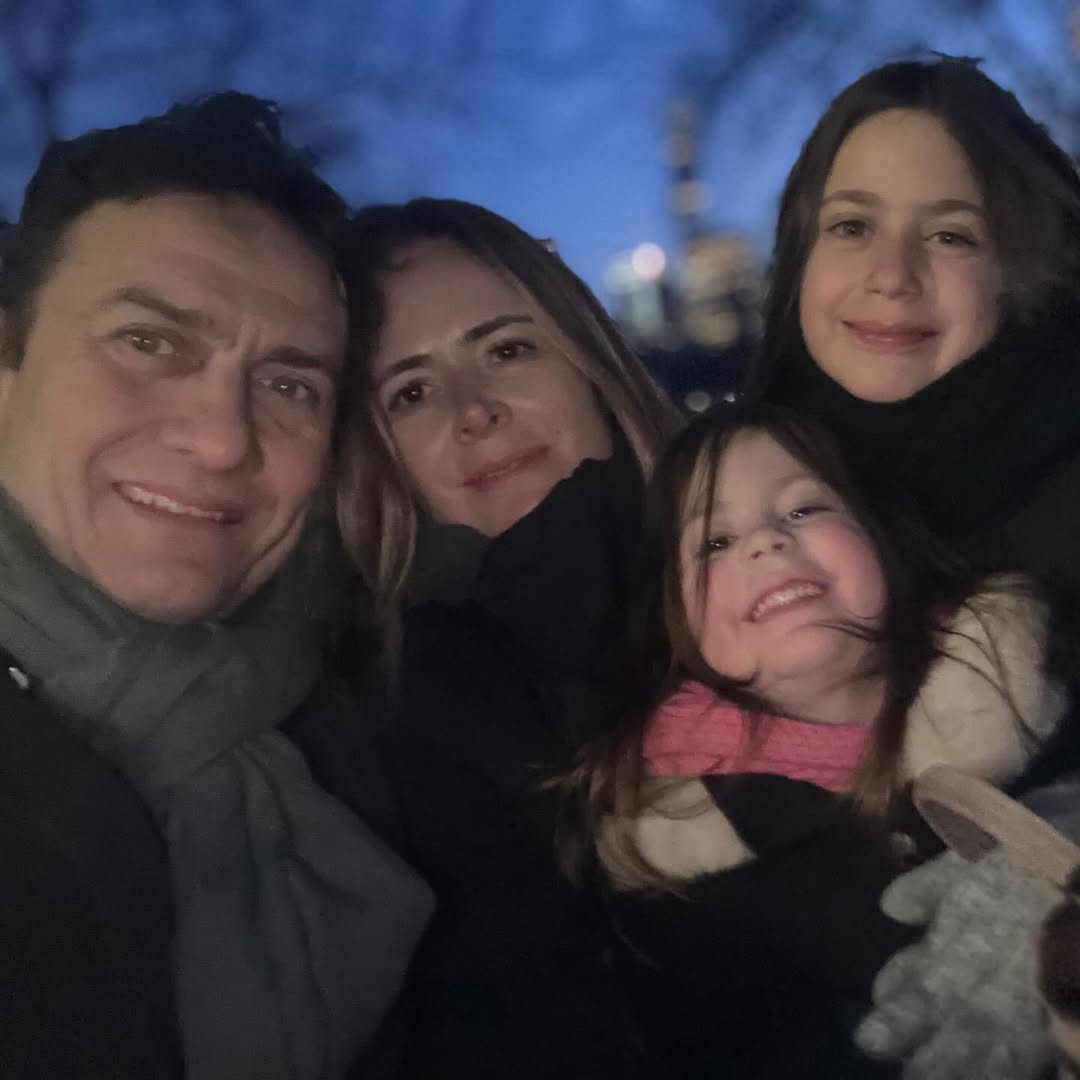 Gabriel Braga Nunes com a esposa e as duas filhas do casal - Foto: Reprodução / Instagram @gabrielbraganunesoficial