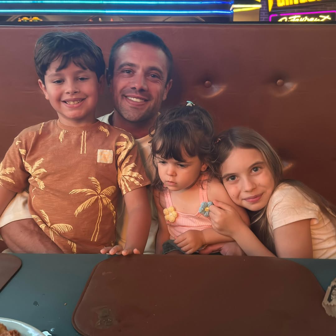 Rafael Cardoso com os três filhos, Valentim, Helena e Aurora - Foto: Reprodução / Instagram @rafaelcardoso9