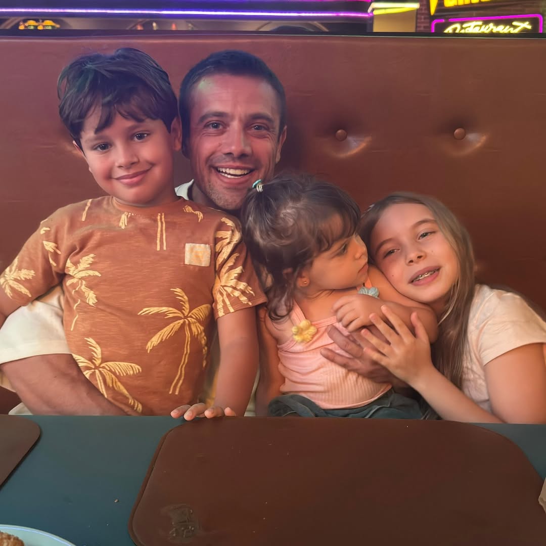 Rafael Cardoso com os três filhos, Valentim, Helena e Aurora - Foto: Reprodução / Instagram @rafaelcardoso9