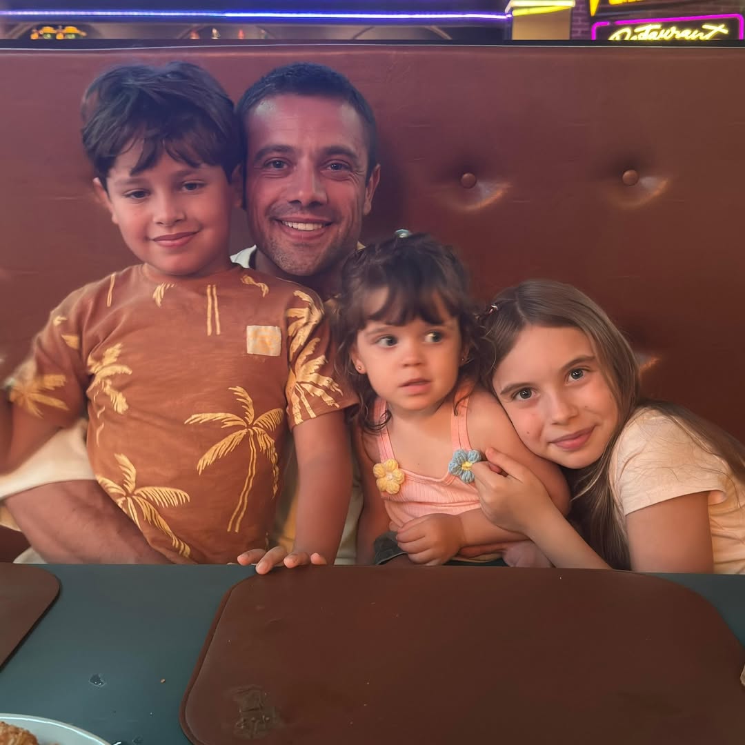 Rafael Cardoso com os três filhos, Valentim, Helena e Aurora - Foto: Reprodução / Instagram @rafaelcardoso9