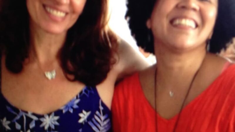 Aos 65 anos, esposa de cantor famoso celebra aniversário da enteada: ‘Juntas’