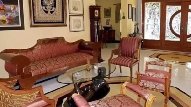 Aos 77 anos, atriz mora na mesma mansão de R$ 30 milhões que viveu com criador de série famosa