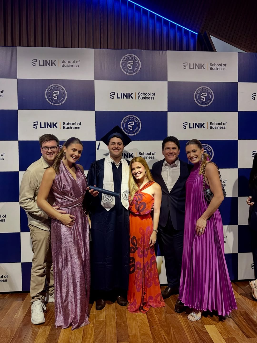 Luigi Cesar em sua formatura com a família