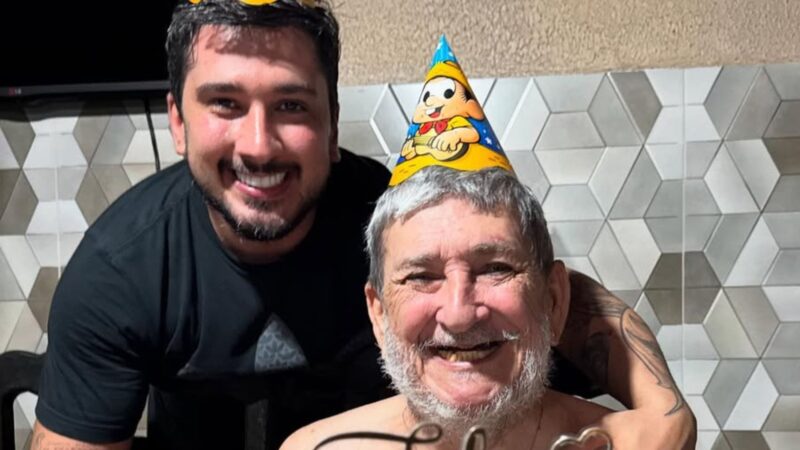Pai de influenciador que ‘guardou’ parte do crânio na barriga morre aos 68 anos