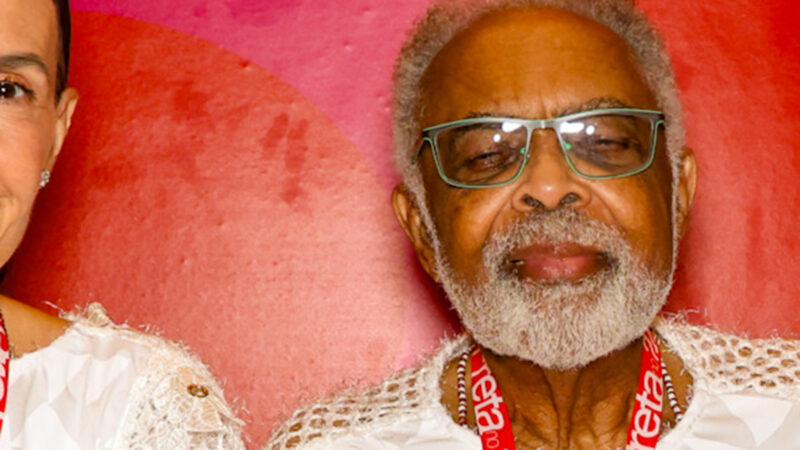 Gilberto Gil e a esposa surgem com looks iguais no Carnaval de Salvador