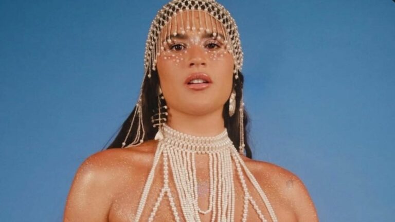 Filha de Flávia Alessandra, Giulia Costa impacta ao se cobrir com pérolas para o Carnaval