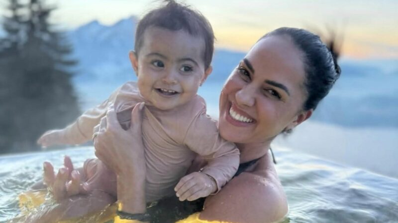 Graciele Lacerda mostra a filha carregando malas