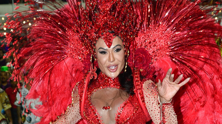 Gracyanne Barbosa quebra regra e chama a atenção ao desfilar de tênis na Sapucaí
