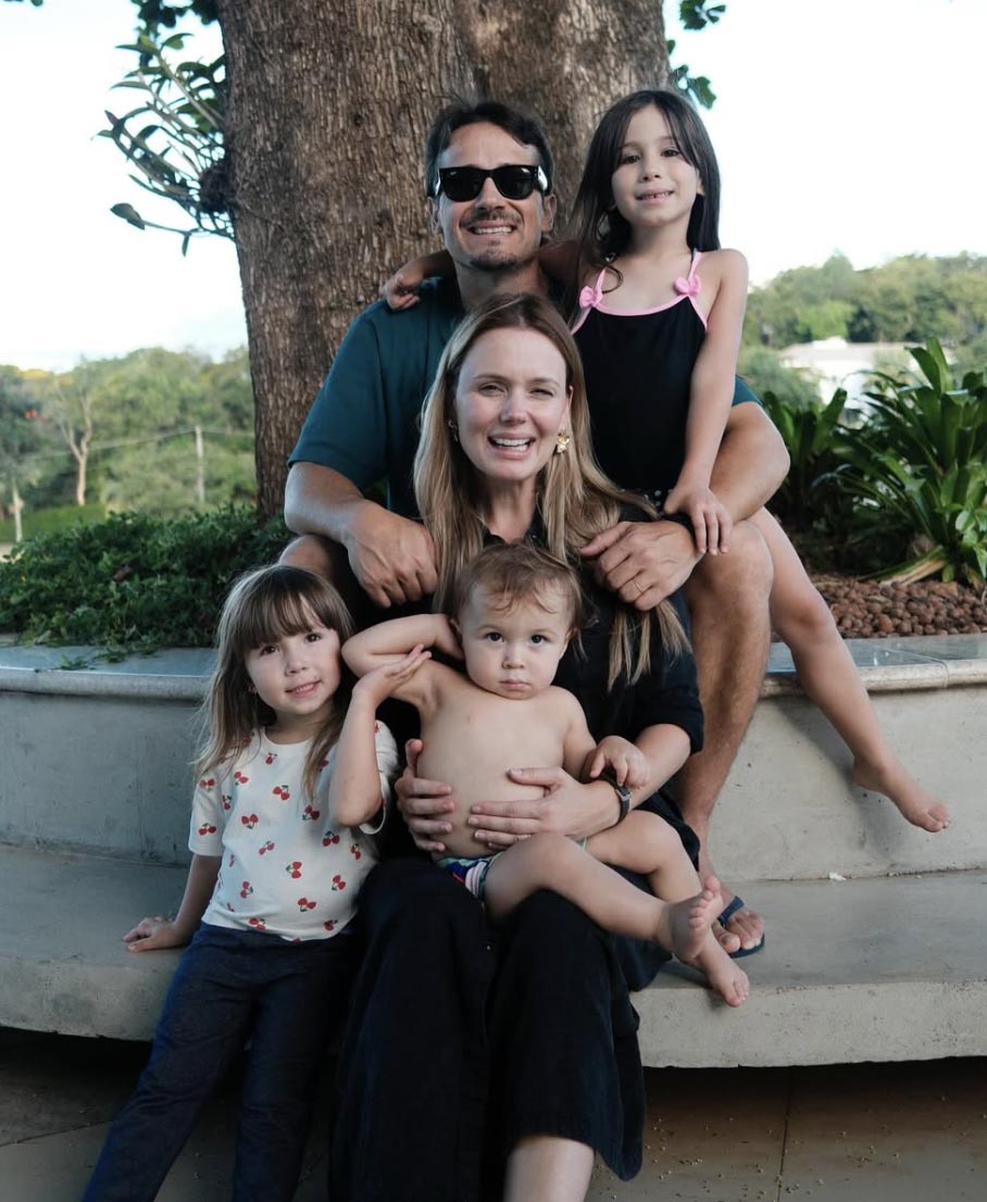 Grazie Schmitt com o marido e os 3 filhos - Foto: Reprodução / Instagram