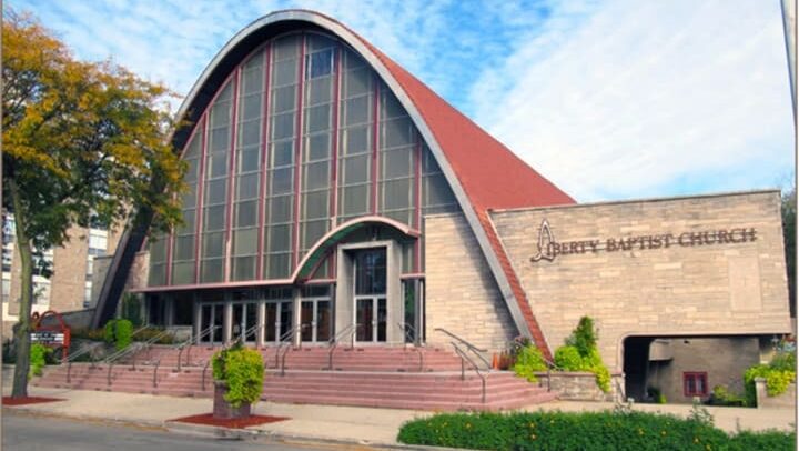 Com fortuna de R$ 889 milhões, atleta compra igreja de R$ 10 milhões para mãe após sua prisão