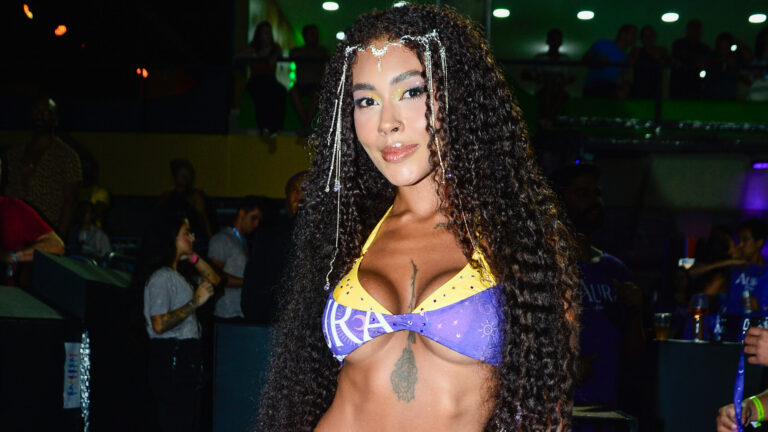 Irmã de Gracyanne Barbosa, Giovanna Jacobina impressiona com seu físico no Carnaval
