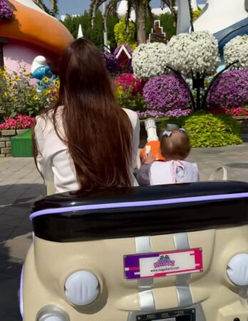 Jade Magalhães passeando com a filha