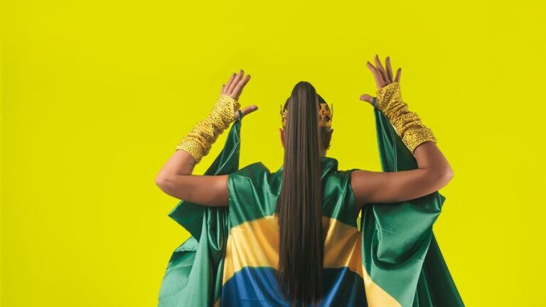 Cantora aposta em look de mais de R$ 80 mil com 60 mil cristais de vidro no Carnaval
