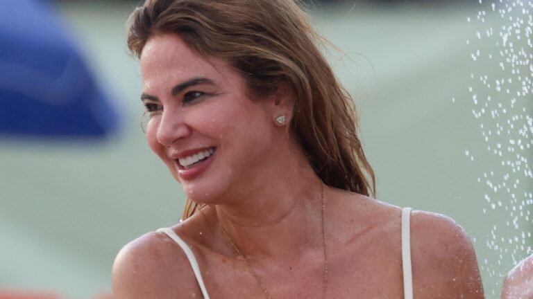 Luciana Gimenez exibe sua boa forma ao renovar o bronzeado em praia no Rio de Janeiro