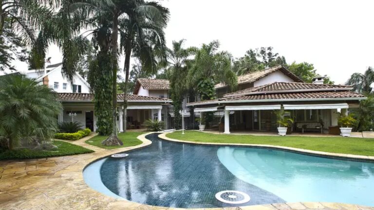 Socialite viveu em mansão gigantesca com área externa que lembra um clube particular