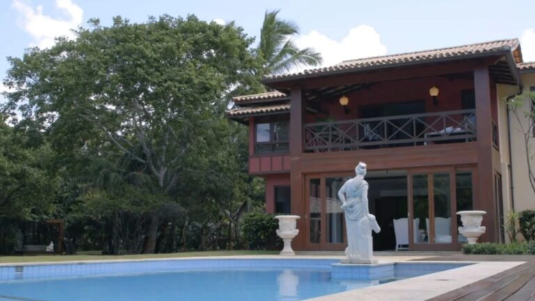 Aos 63 anos, cantor vive em mansão avaliada em mais de R$ 5 milhões com estátua no jardim