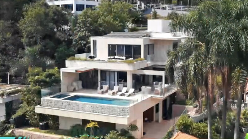 Apresentadora do SBT vive em mansão luxuosa feita sob medida para ela e o marido