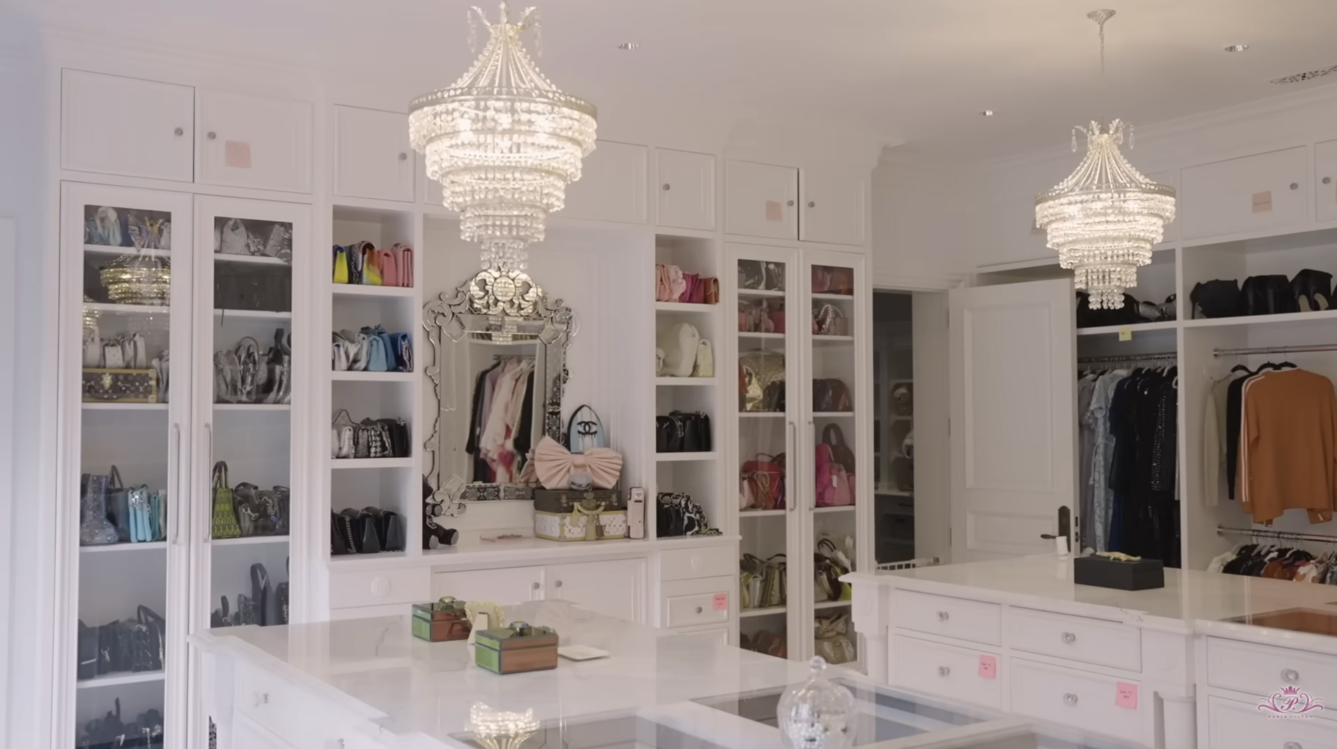 Closet de Paris Hilton com etiquetas nos armários - Foto: Reprodução / YouTube