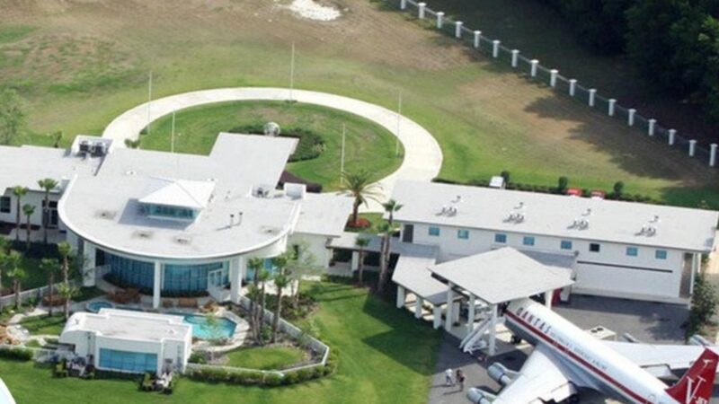 Aniversariante do dia, ator vive em mansão de R$ 47 milhões com aeroporto privativo