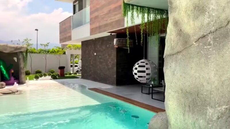 Aos 25 anos, atriz tem mansão de R$ 4 milhões no Rio com piscina e área gourmet