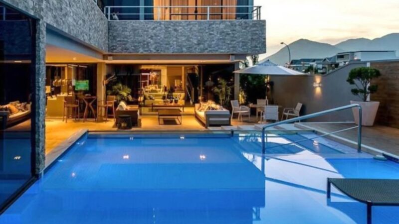 Cantora tem mansão estimada entre R$ 10 e R$ 20 milhões com boate subterrânea e piscina de luxo