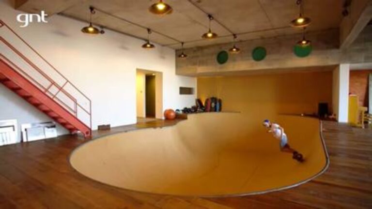 Com pista de skate dentro de casa, ator brasileiro de 54 anos vive em mansão no Rio