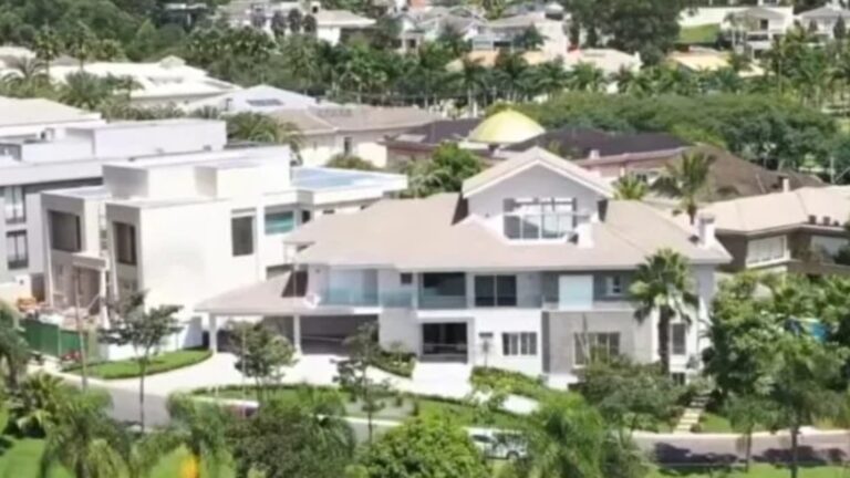 Aos 48 anos, apresentadora do SBT mora em mansão avaliada em até mais de R$ 10 milhões