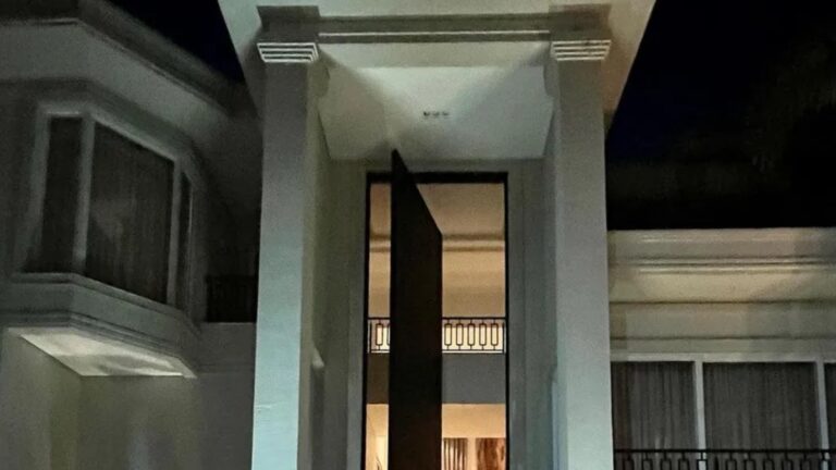 Mansão luxuosa de apresentador tem porta avaliada em mais de R$ 400 mil e detalhe intriga