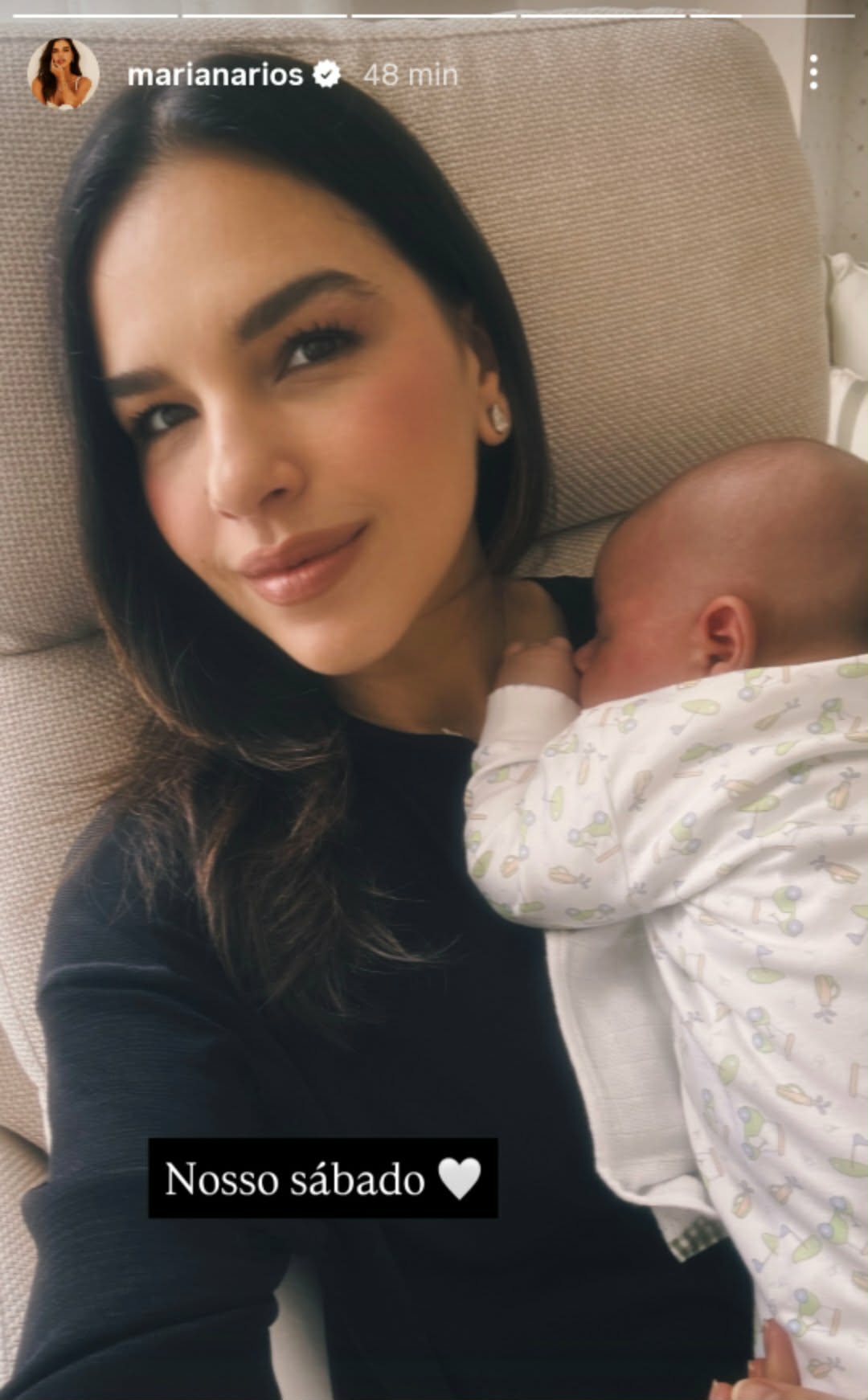 Mariana Rios mostra o filho Palo no colo