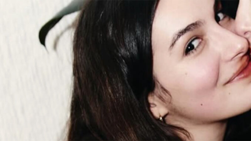 Aos 29 anos, ex-atriz da Globo surge em clima de romance com a noiva