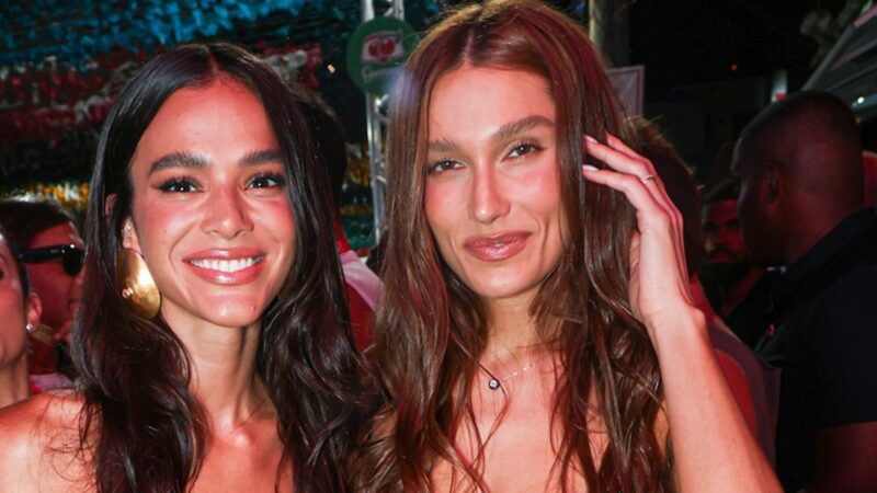 Bruna Marquezine e Sasha Meneghel no primeiro dia do Carnaval de Salvador — Foto: Tomzé Fonseca/ Agnews