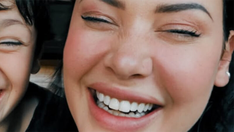 Atriz exibe foto com o filho que recebeu nome de vampiro famoso