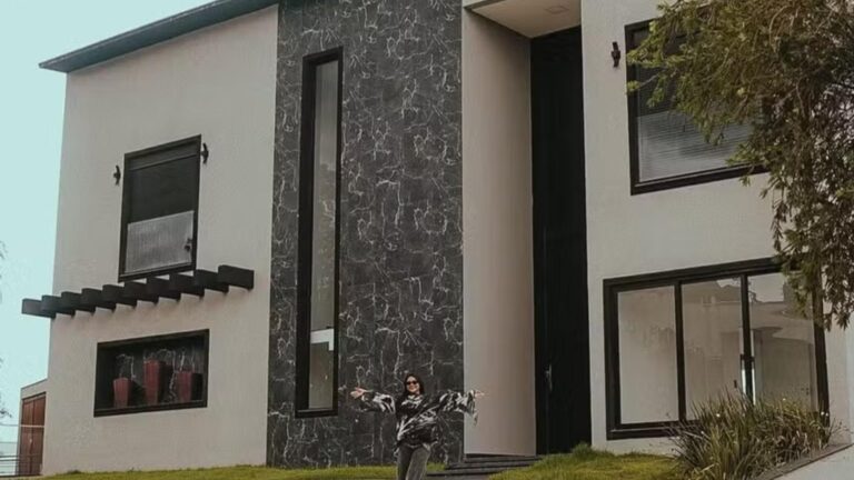 Aos 36 anos, rainha de bateria vive em mansão luxuosa em São Paulo