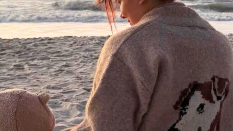 Aos 22 anos, atriz de Stranger Things mostra foto raríssima com a filha em data especial