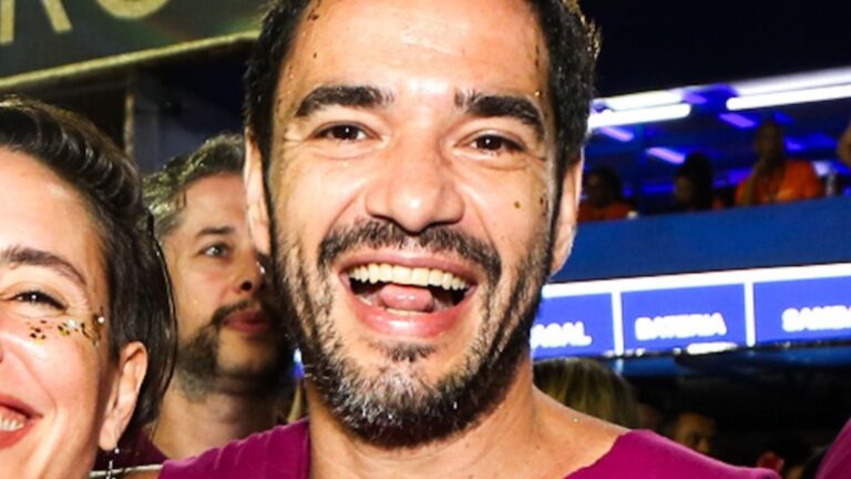 Caio Blat faz primeira aparição com a nova namorada em camarote na Sapucaí