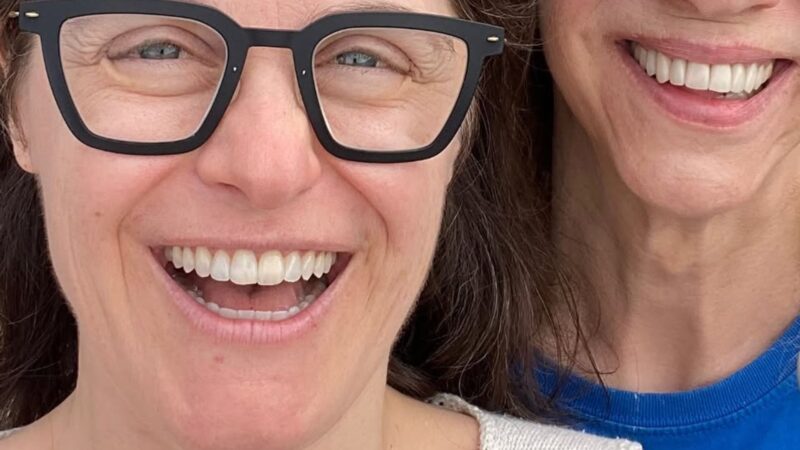 Aos 75 anos, namorada de Alessandra Maestrini faz rara aparição em foto com a atriz