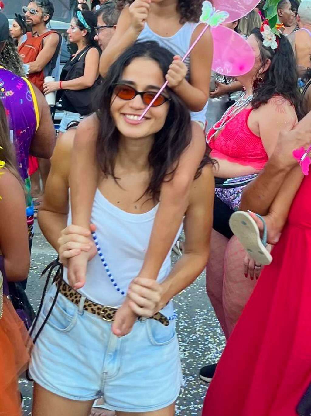 Nanda Costa com uma das filhas gêmeas - Foto: Reprodução / Instagram @nandacosta