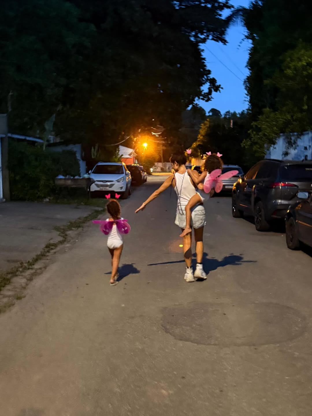Nanda Costa com as filhas gêmeas, Kim e Tiê - Foto: Reprodução / Instagram @nandacosta