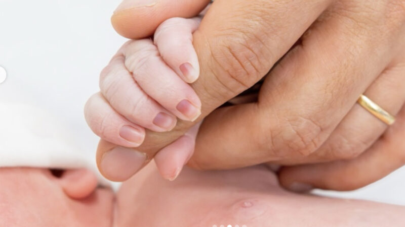 Apresentador da Globo anuncia o nascimento de sua primeira filha, Alice
