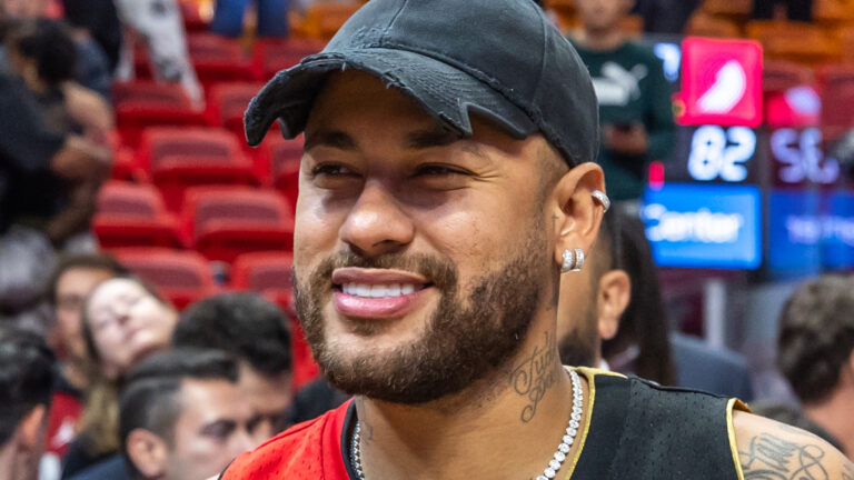 Neymar Jr reúne as 3 filhas em tarde especial na mansão em Santos