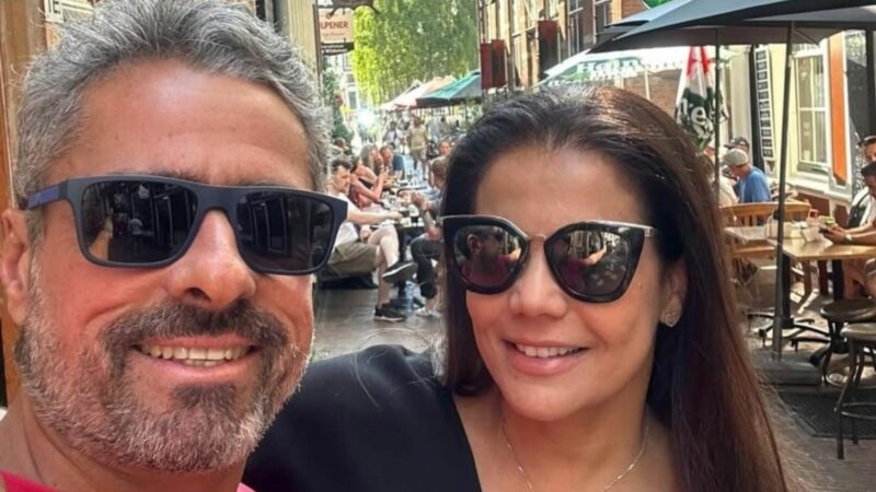 Aos 51 anos, ex-atriz global se declara para o marido que conheceu na porta da escola do filho