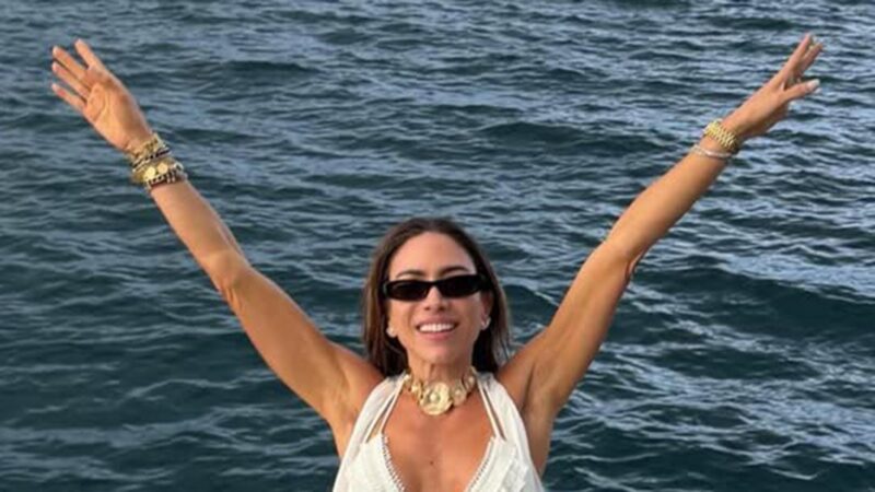 Aos 48 anos, apresentadora do SBT ostenta a barriga trincada em rara aparição de biquíni