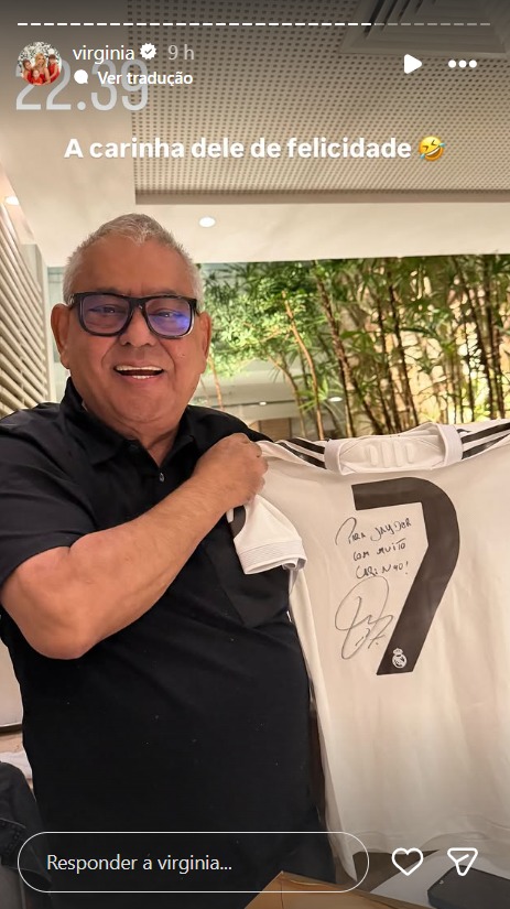 Virginia presenteia Jayder Soares com camisa autografada por Vini Jr - Foto: Reprodução/Instagram @virginia