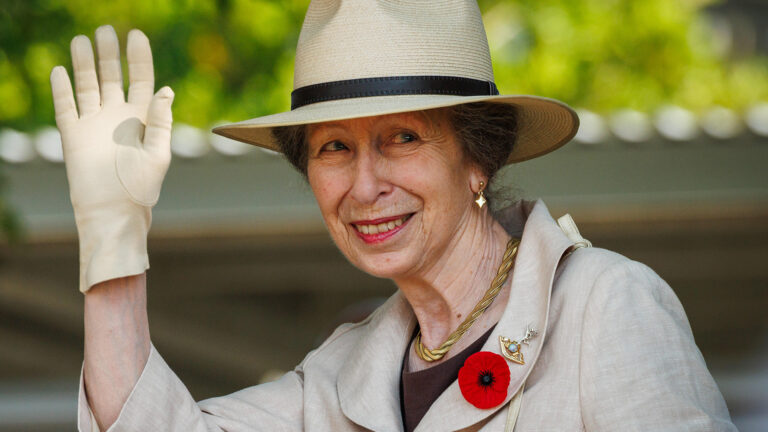 Aos 75 anos, princesa britânica dirige veículos pesados por decisão importante para sua vida