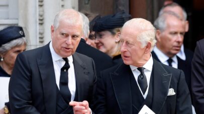 Ex-príncipe Andrew e Rei Charles III - Foto: Getty Images