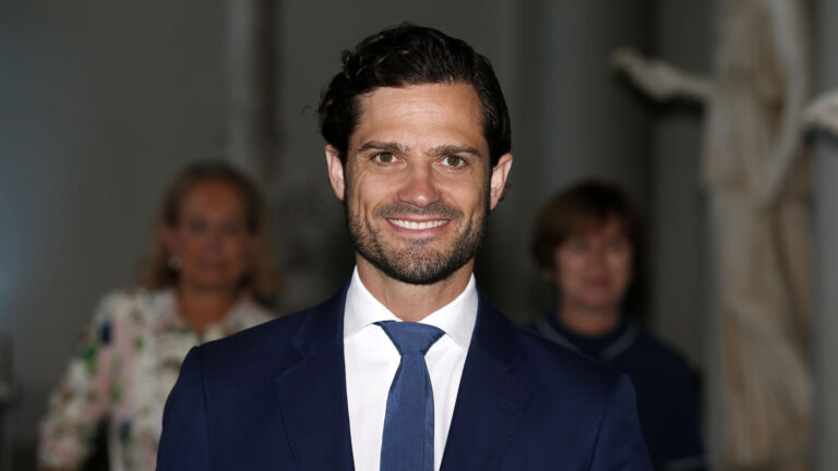 Príncipe Carl Philip exibe foto inédita de sua filha, princesa Inês, no aniversário de 1 ano